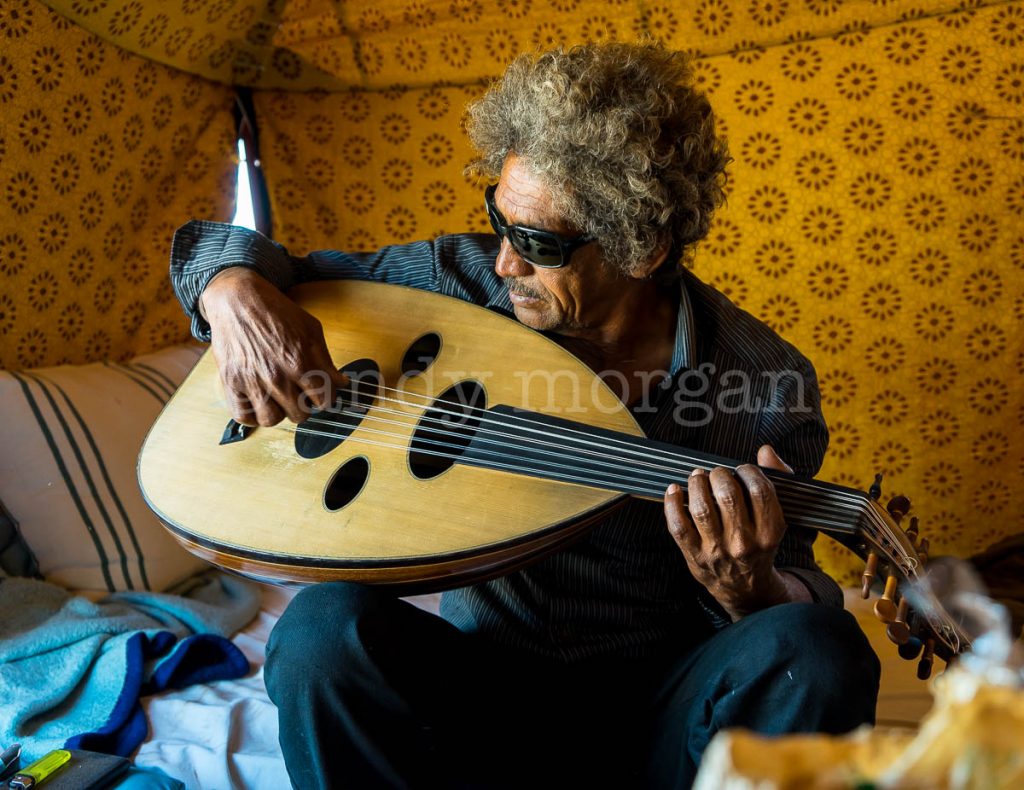 Ibrahim ag Alhabib with his oud at Taragalte Festival 2017