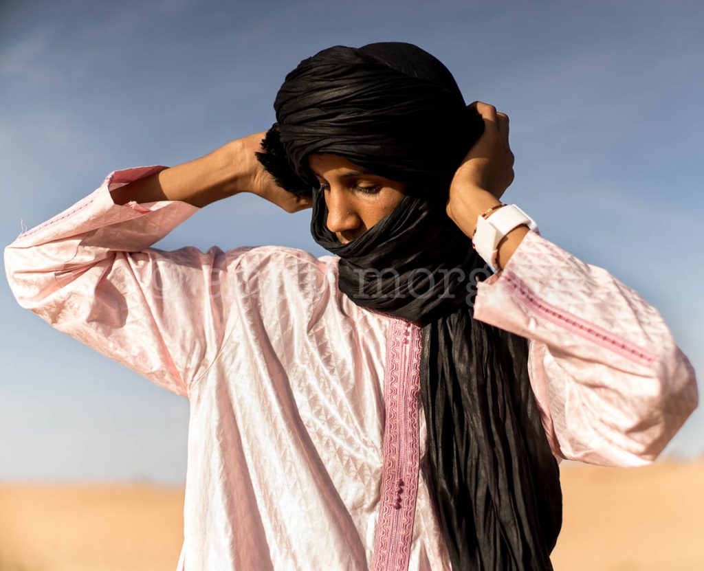 A member of Les Jeunes Nomades adjusting his turban